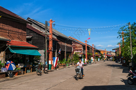 2014年5月日泰兰港特市渔民村沿街的老城木屋图片