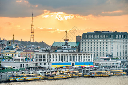 日落时的Kyiv城市风景乘游艇停靠在dnipro河边游客在堤行走图片