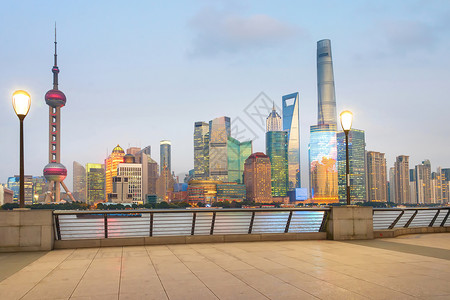 明亮的上海天线晚有TV塔和现代建筑的摩天大厦高清图片