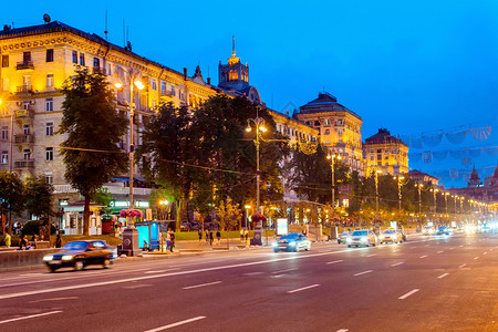 夜晚城市风景与交通位于Khrescatyk市中心街hrescatykievuraine图片