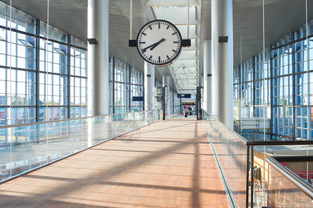 卡斯特鲁普国际机场门厅的时钟图片