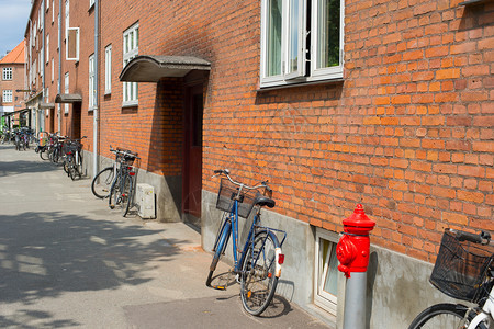古老建筑墙边沿线自行车图片