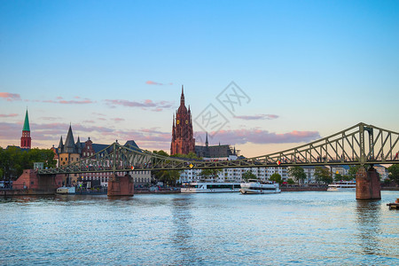 主要城市风景的夜晚开阔大教堂和桥河上德国图片