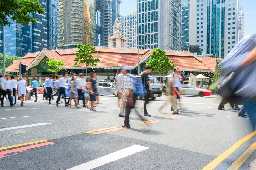 在什拉波尔商业中心人们在高峰时间穿过十字路口行驶图片