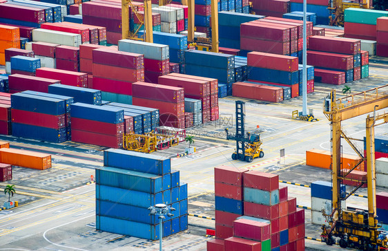 载有多彩货运集装箱和设备的单式货箱和设备的商业港口图片