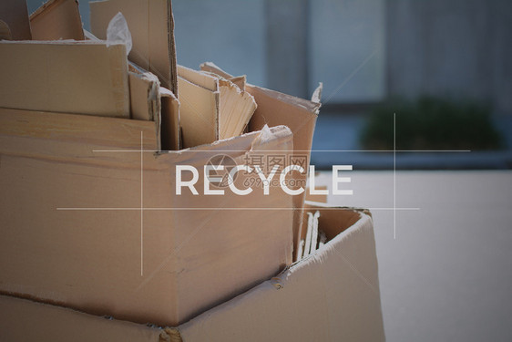 以回收为焦点的纸板盒文字户外环境护理概念图片