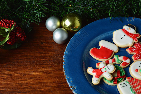 在木制桌子上贴喜剧装饰品的彩色圣诞饼干近视xmas假日概念图片