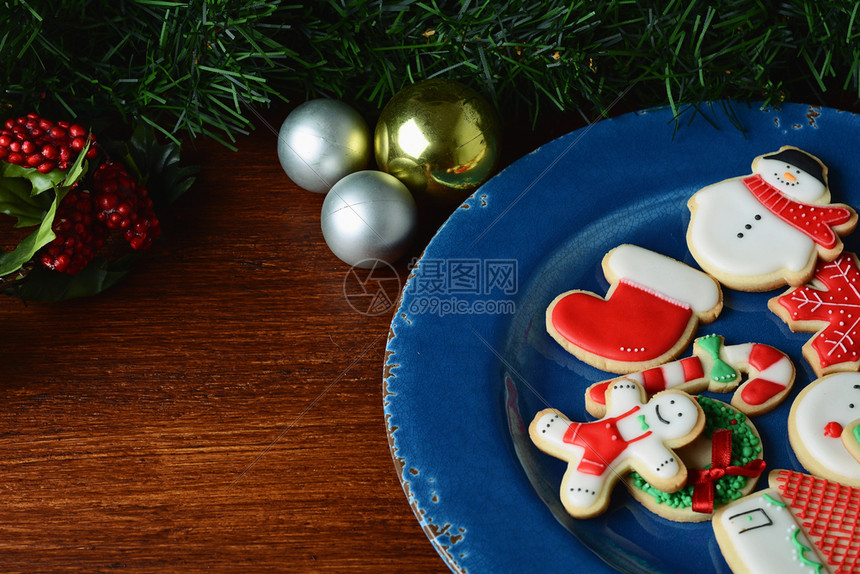 在木制桌子上贴喜剧装饰品的彩色圣诞饼干近视xmas假日概念图片