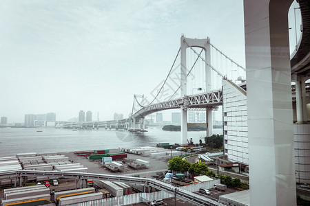 东京的彩虹桥和城市风景图片