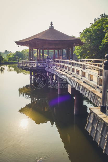日本奈良公园湖面上的ukimido亭日本奈良公园水上的ukimido亭图片