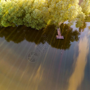 无人驾驶飞机拍摄森林捕鱼的桥梁最高视图图片
