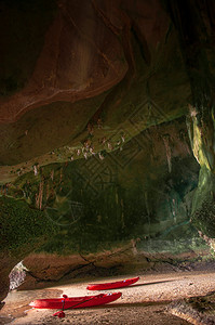 在海内沙滩上的沟洞穴探索在科朗克拉比泰兰图片