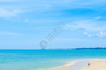 海和清空天海滩旅游者在泰国的Krabi图片