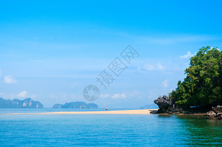 海和清空天海滩旅游者在泰国的Krabi图片