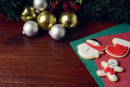 在木制桌子上贴喜剧装饰品的彩色圣诞饼干近视xmas假日概念图片