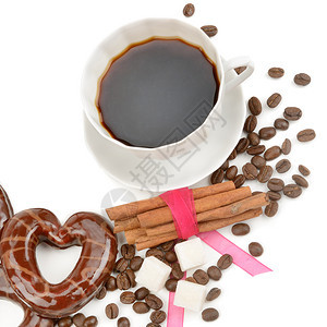 咖啡豆类和饼干以红心形式在白色背景中隔绝图片