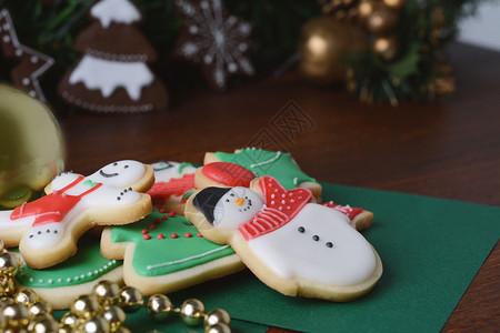 在木桌上贴着喜庆装饰的彩色圣诞节饼干图片