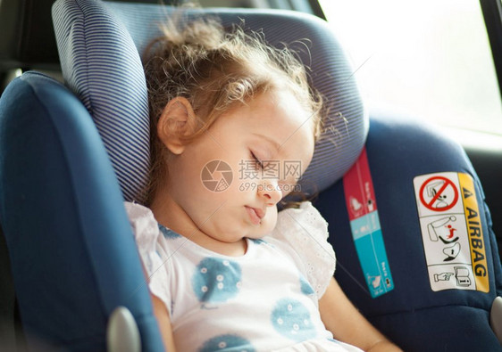 婴儿睡在宝宝安全椅上安全概念图片