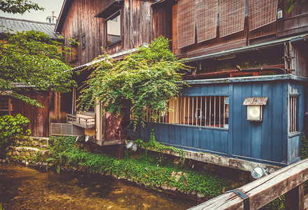 吉拉川河上安区日本京都雅潘吉拉川河安区京都日本雅潘的吉拉川河上传统的日本人住房图片