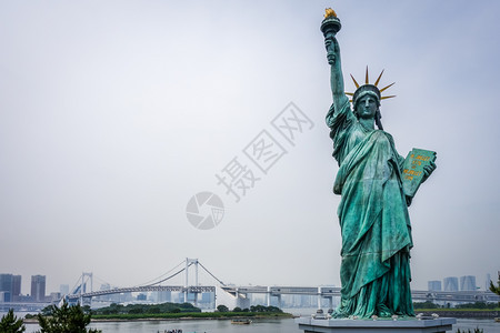 自由雕像彩虹桥和东京城市风景日本自由雕像和东京城市风景日本图片