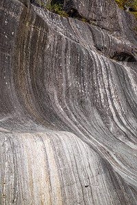 新西兰弗朗茨约瑟夫冰川附近带条岩石图片
