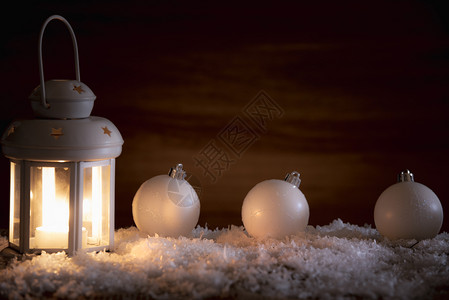 室内图象里面有白灯和色的xma面包桌子上有假雪背着棕色木头景图片