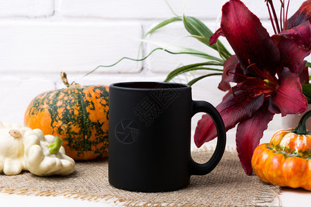 黑咖啡杯感恩节糖橙色南瓜和红百合空杯用来促销品牌图片