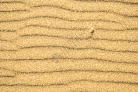 沙滩上的石块和波形图案图片