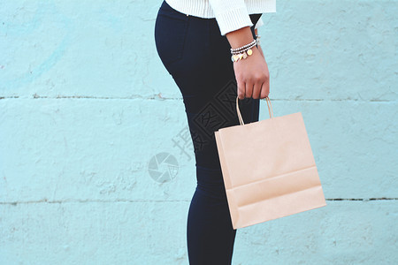 女手持户外购物袋女消费主义和生活方式概念图片