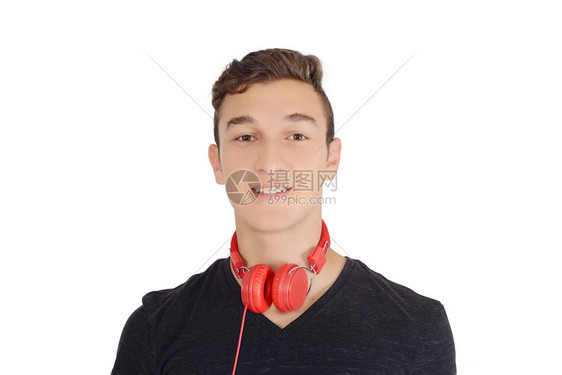 带耳机的笑青少年听音乐的脚步孤立白色背景图片