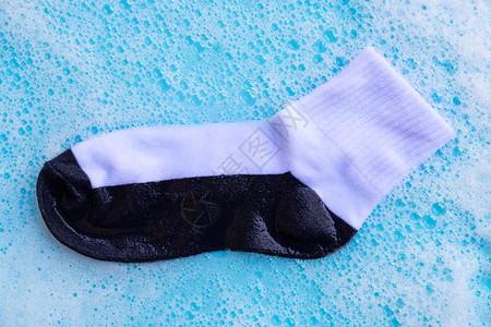 粉蓝色洗前的湿袜子背景