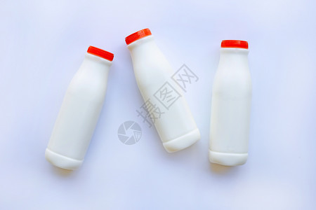 白色背景上的牛奶瓶图片