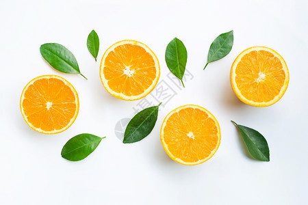橙色水果和白背景的叶子顶部视图图片