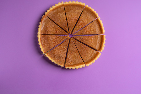 南瓜派切片紫色背景最起码的图象美味甜点节日派家制甜食图片