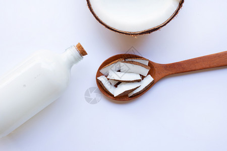 勺子里的椰子和牛奶图片