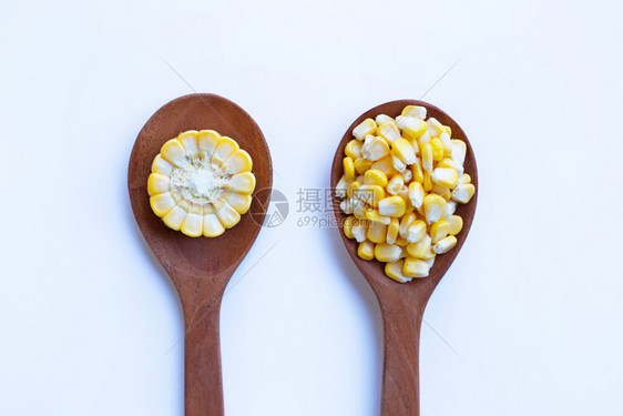 白底木勺子上的原玉米种图片