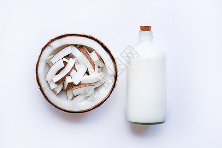 白底背景上的椰子和牛奶图片