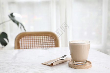木桌的牛奶或咖啡图片