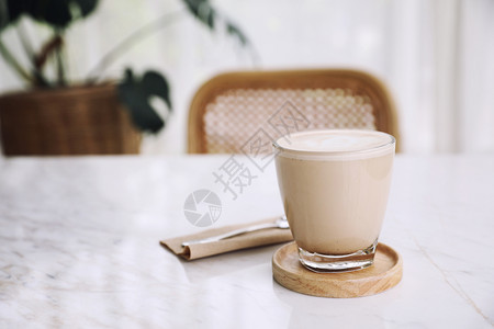 木桌的牛奶或咖啡图片