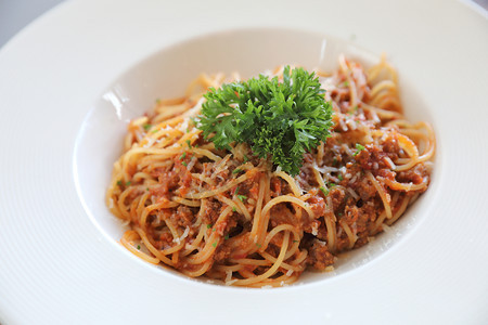 意大利菜意大利肉酱面配牛肉末和番茄酱配帕尔马干酪和罗勒图片