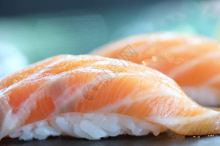 黑盘子上日本菜的三文鱼寿司图片
