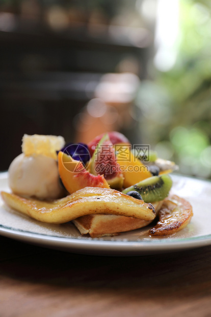 甜点烤松饼水果kiw香蕉葡萄莓和香草冰淇淋葡萄品味图片
