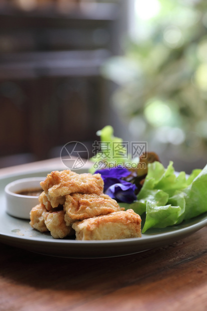 食素木本底旧作风格的日本炸豆腐图片