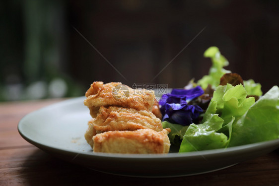 食素木本底旧作风格的日本炸豆腐图片