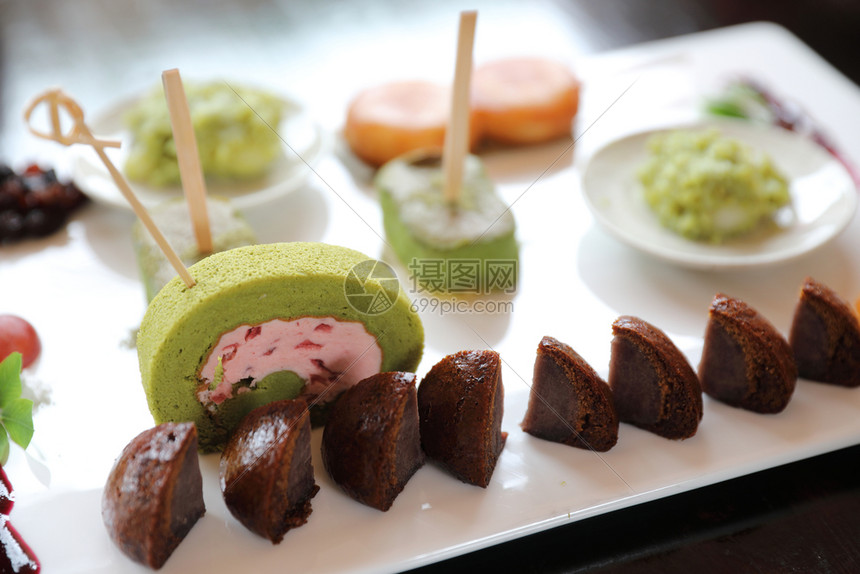 木材背景的日本甜点组合图片