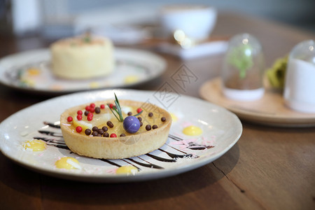 柠檬馅饼和巧克力球甜点放在木本底图片