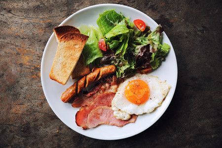 俯视图英式早餐煎蛋加培根火腿蔬菜图片