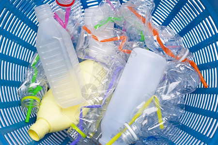 塑料废物垃圾篮中装有稻草的塑料瓶图片