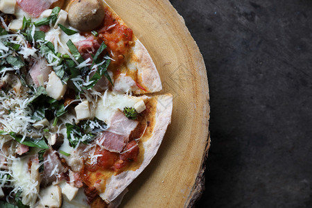 鲜艳的意大利比萨饼木披板上美味的意大利披萨图片
