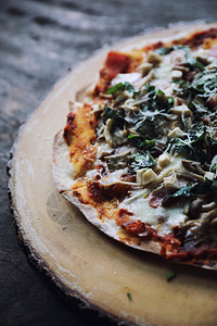 鲜艳的意大利比萨饼木披板上美味的意大利披萨图片
